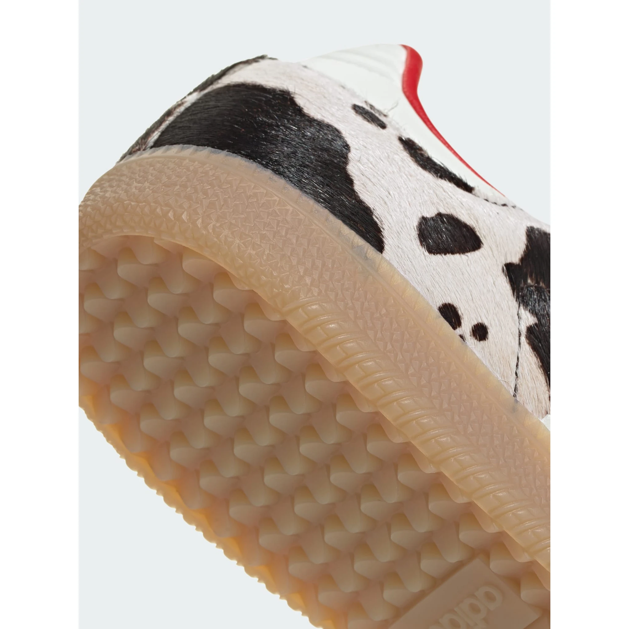 حذاء رياضي أبيض من أديداس