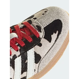 حذاء رياضي أبيض من أديداس