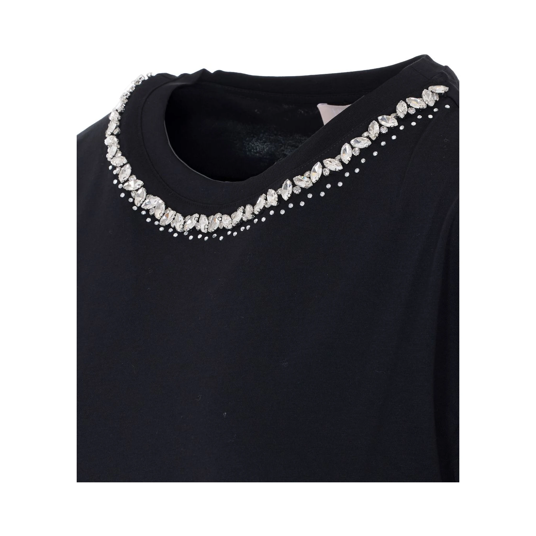 تيشيرتات وبولو من تصميم ليو جو باللون الأسود