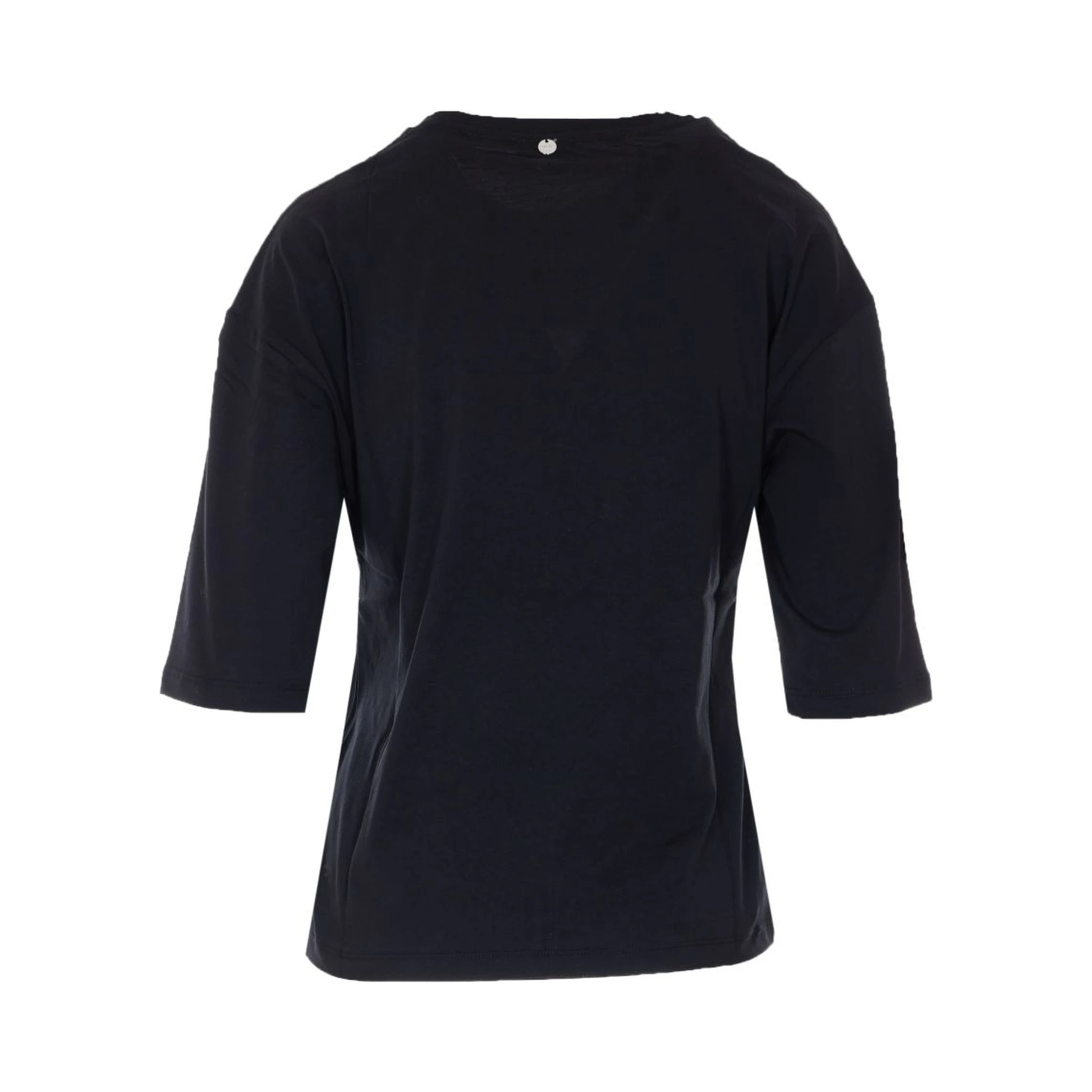 تيشيرتات وبولو من تصميم ليو جو باللون الأسود