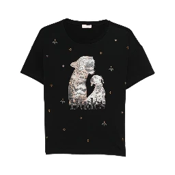 تيشيرتات وبولو من تصميم ليو جو باللون الأسود