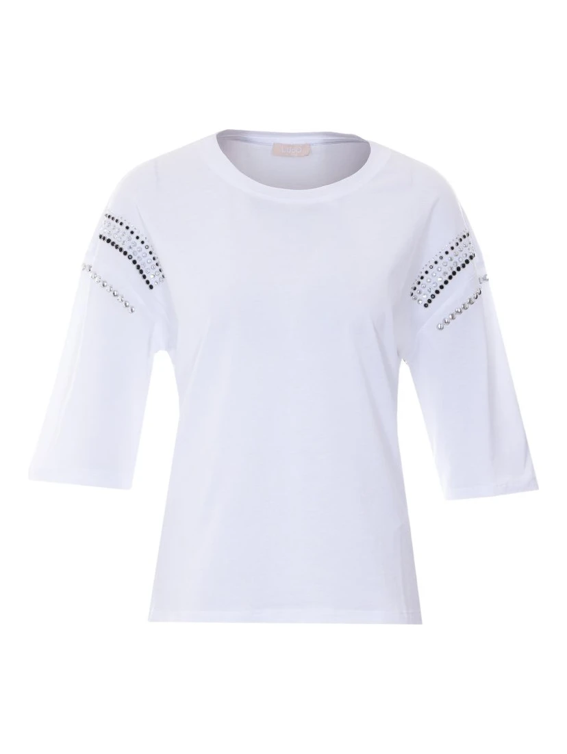 تيشيرتات وبولو بيضاء من تصميم ليو جو