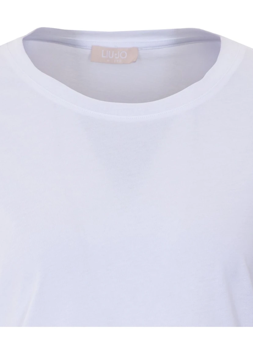 تيشيرتات وبولو بيضاء من تصميم ليو جو