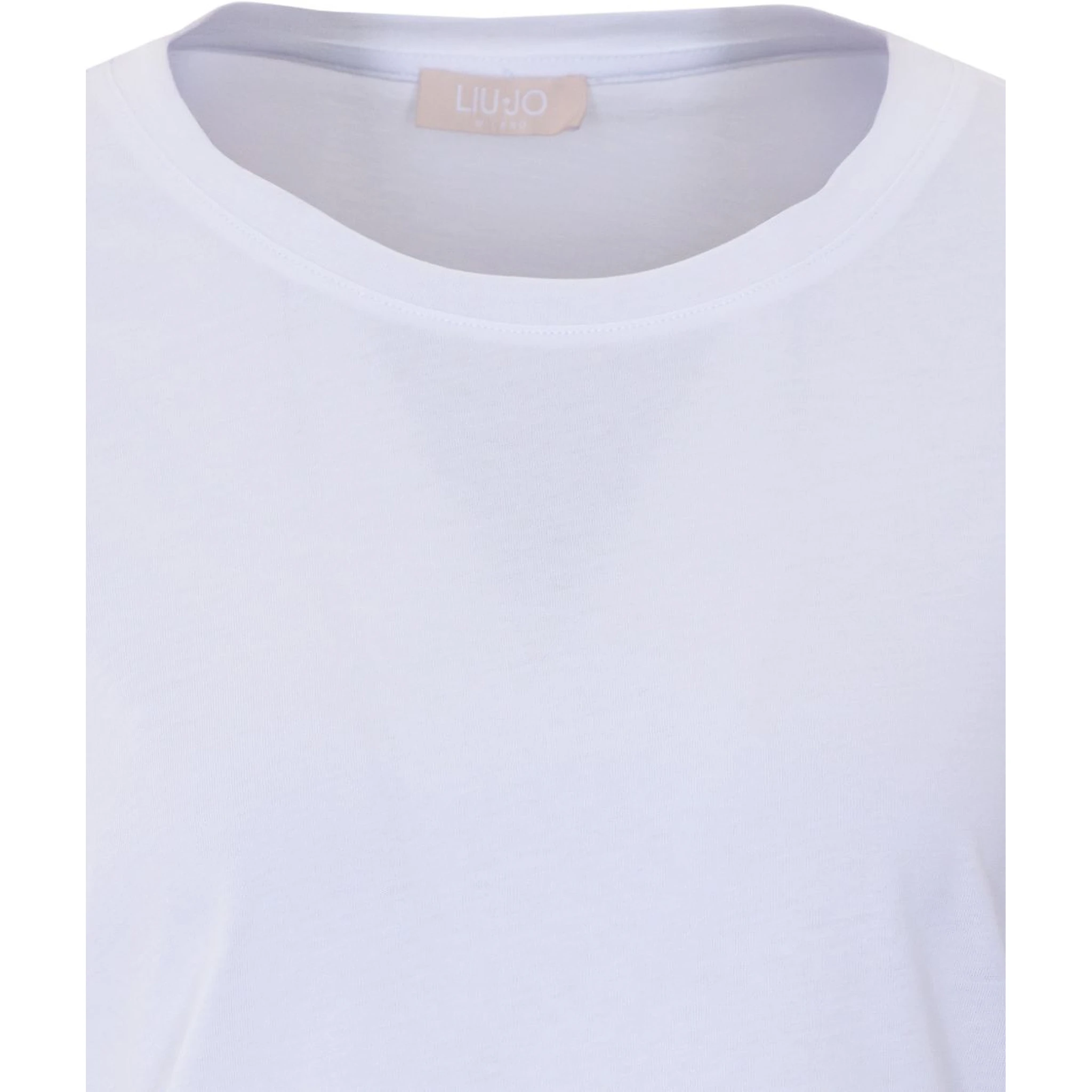 تيشيرتات وبولو بيضاء من تصميم ليو جو