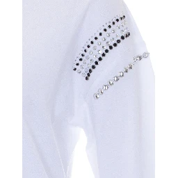 تيشيرتات وبولو بيضاء من تصميم ليو جو