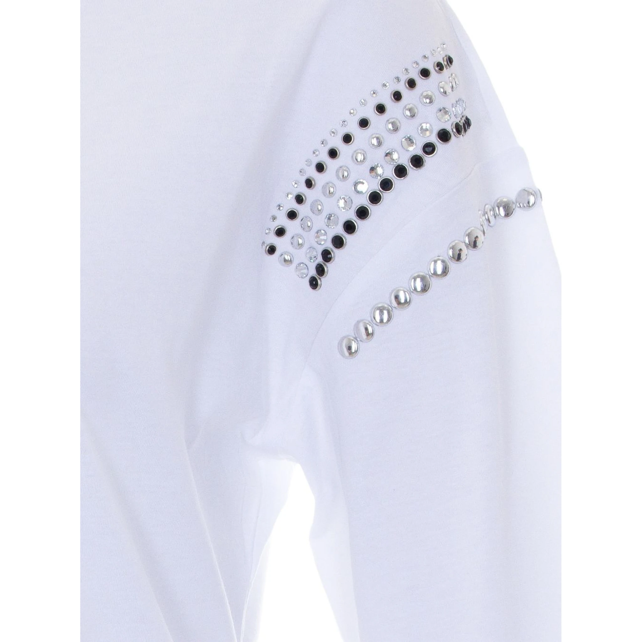 تيشيرتات وبولو بيضاء من تصميم ليو جو