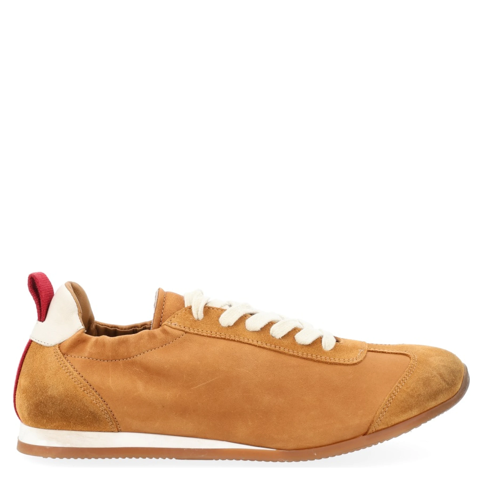 حذاء رياضي من الجلد