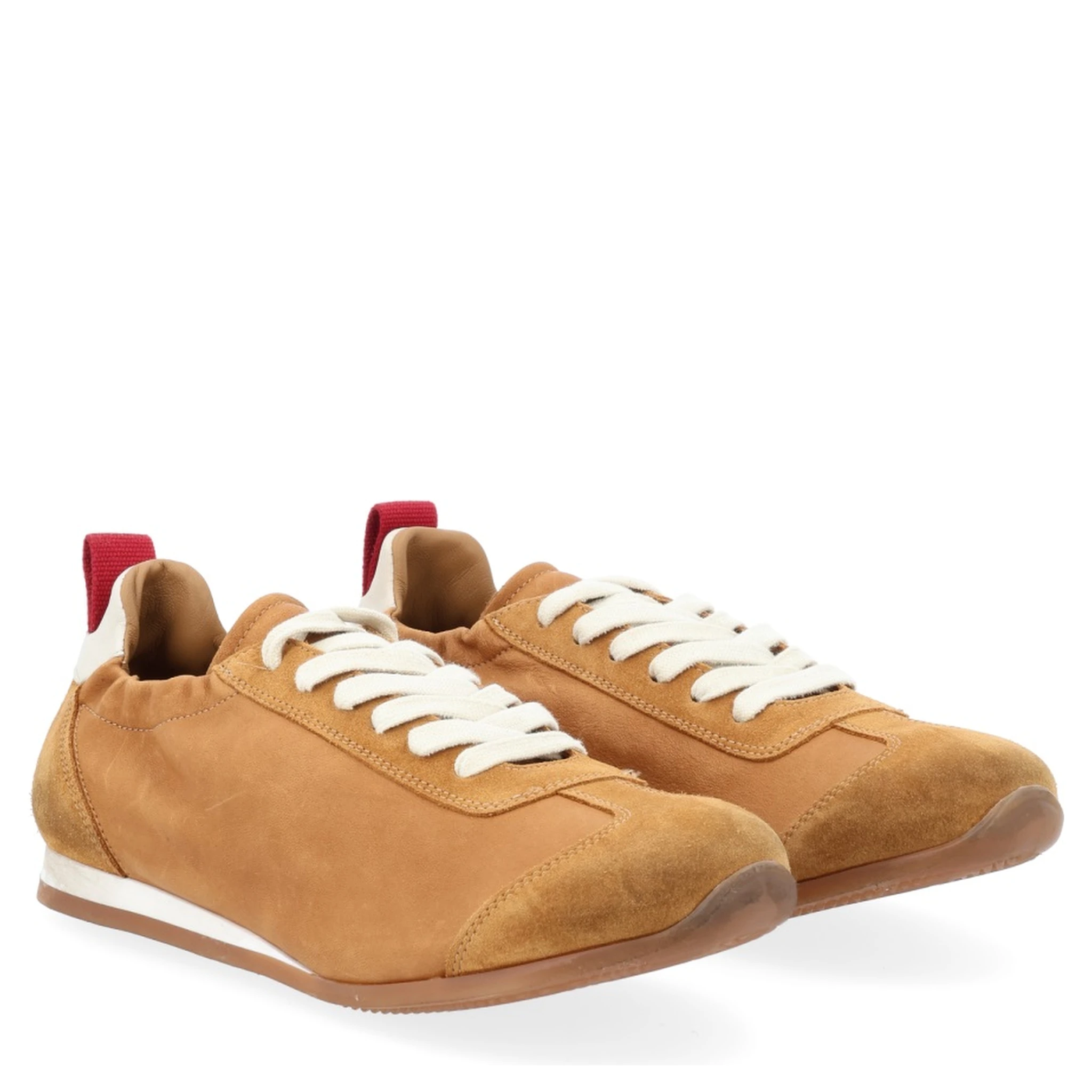 حذاء رياضي من الجلد