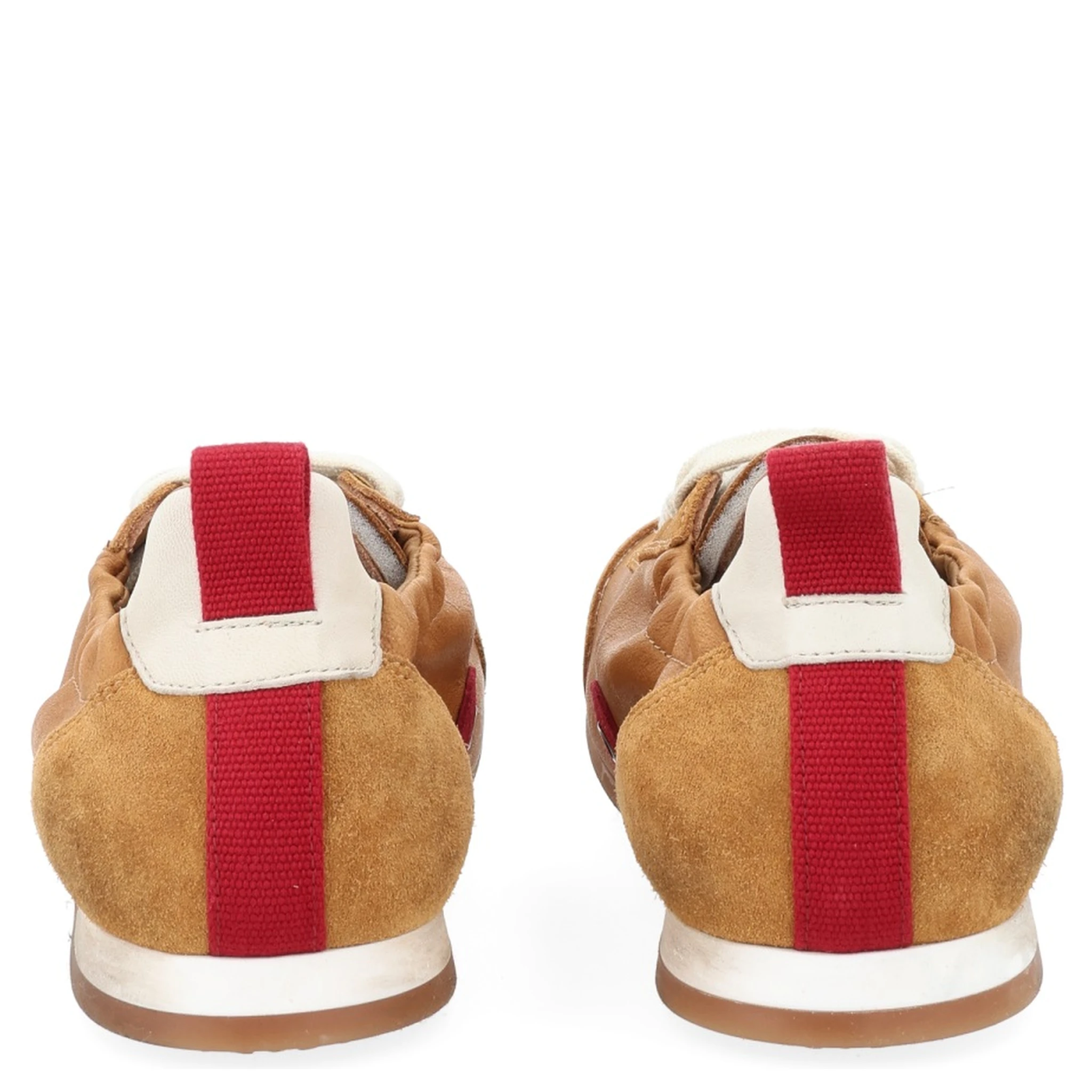 حذاء رياضي من الجلد