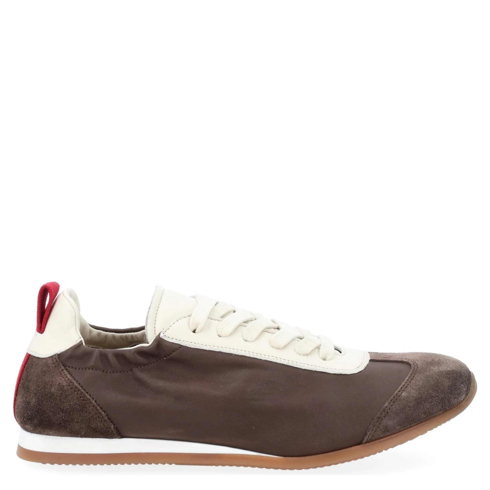 حذاء رياضي من الجلد