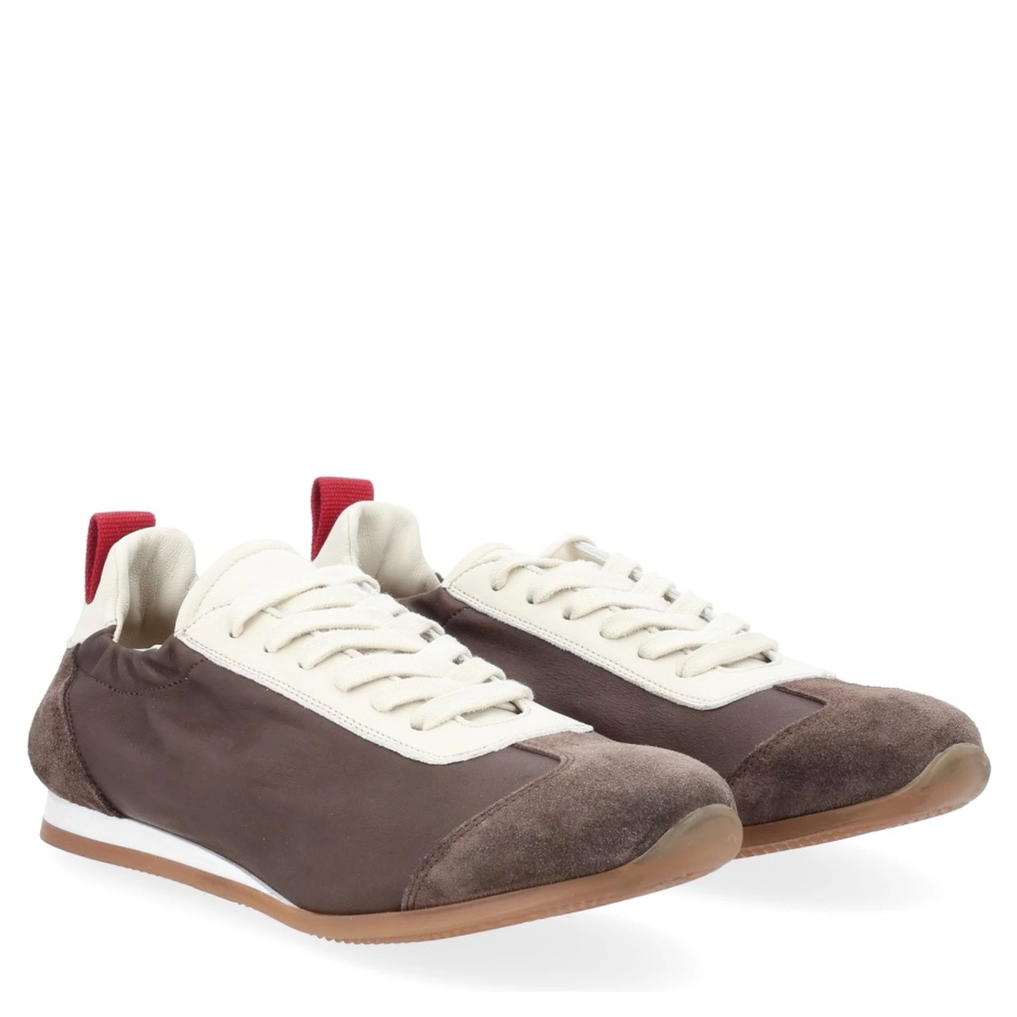 حذاء رياضي من الجلد