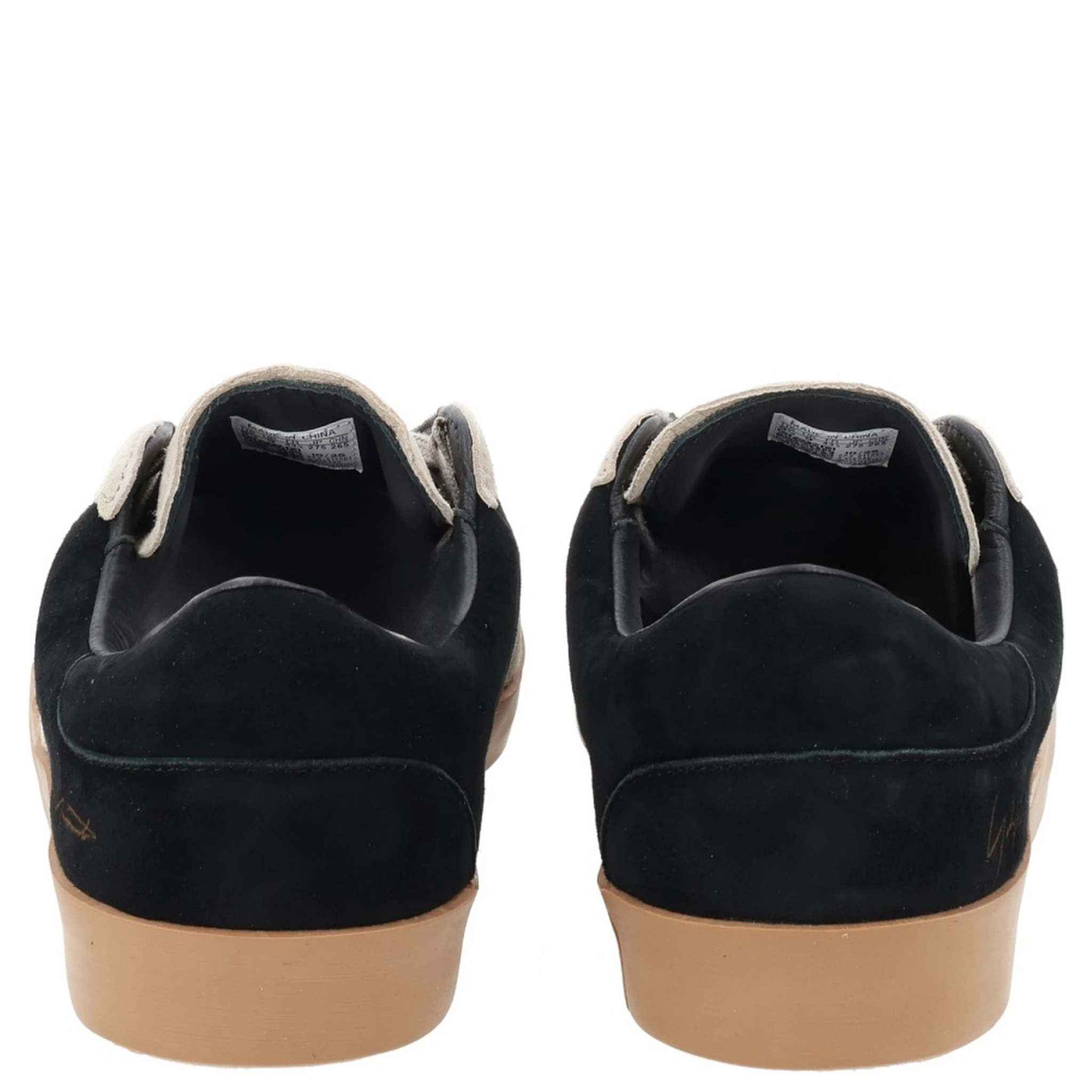 حذاء رياضي "غزال"