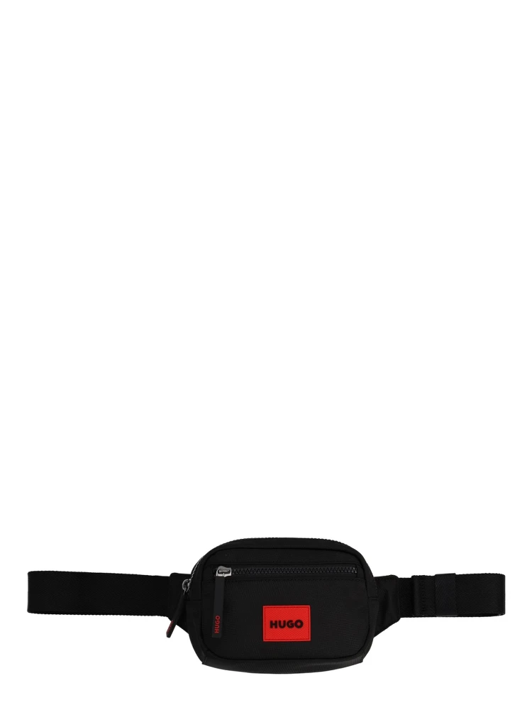 حقيبة عليها شعار