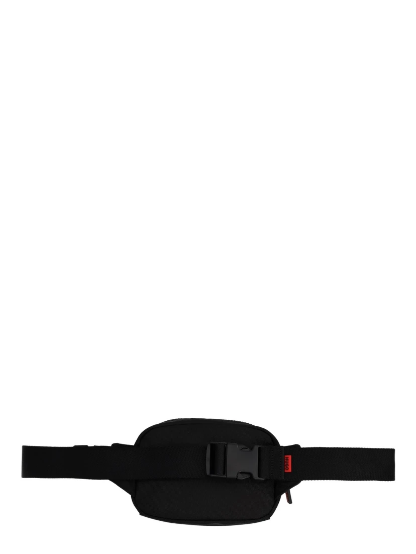 حقيبة عليها شعار