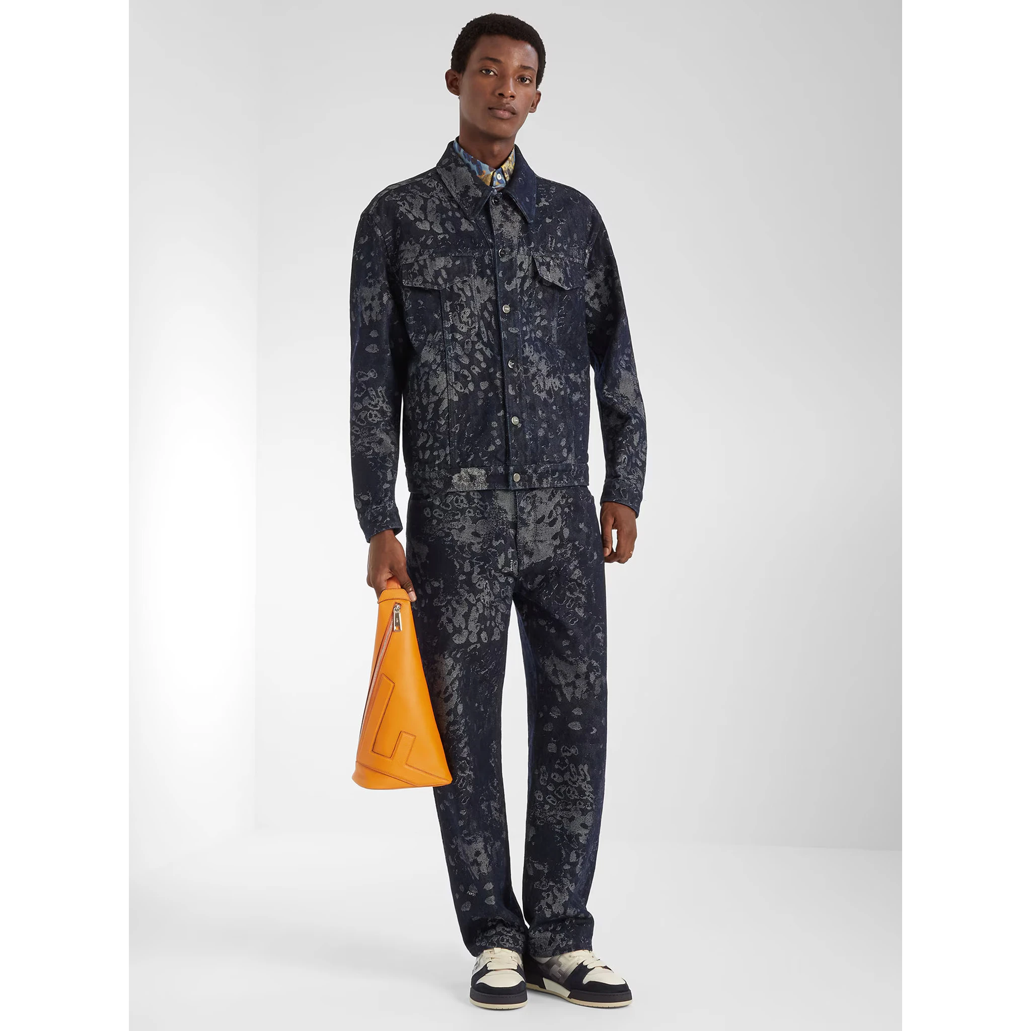 حذاء رياضي أبيض من فندي