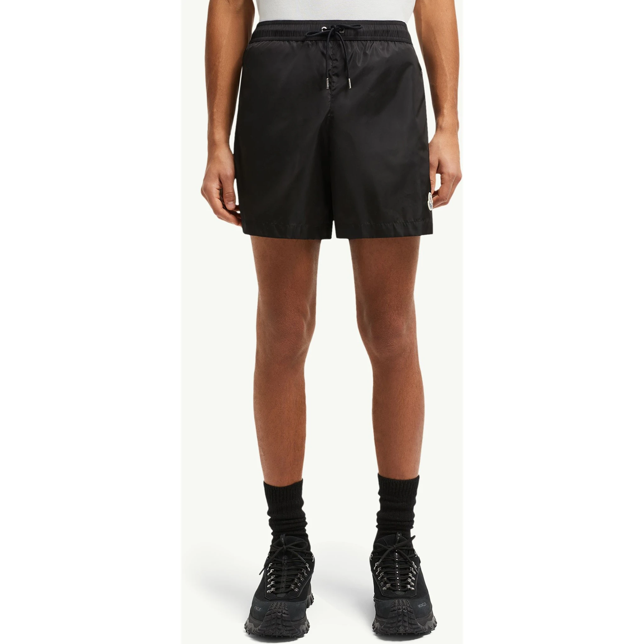 ملابس مونكلير سي باللون الأسود