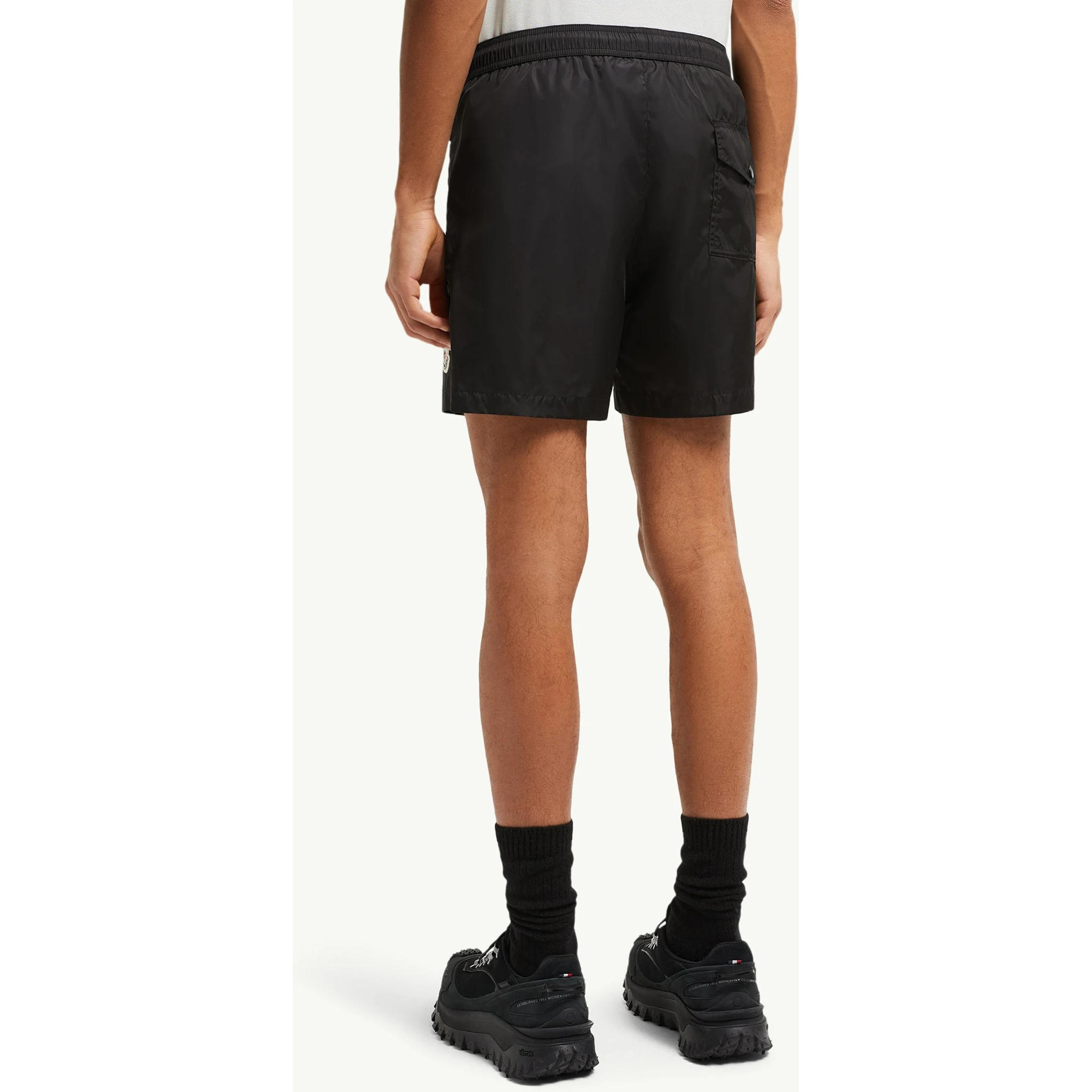 ملابس مونكلير سي باللون الأسود