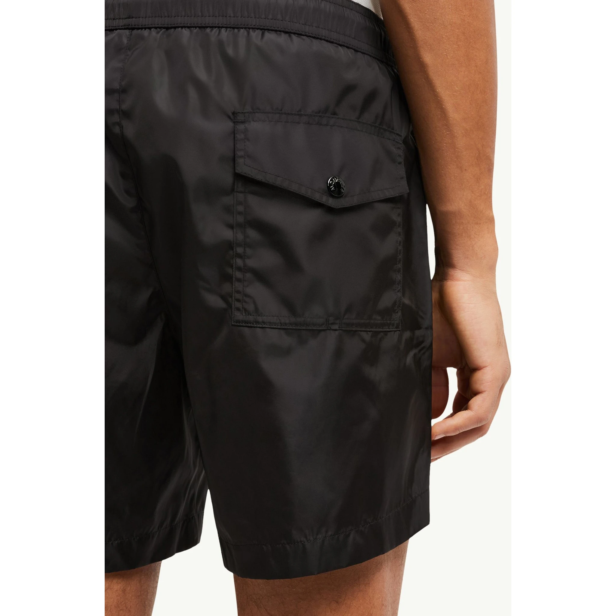 ملابس مونكلير سي باللون الأسود