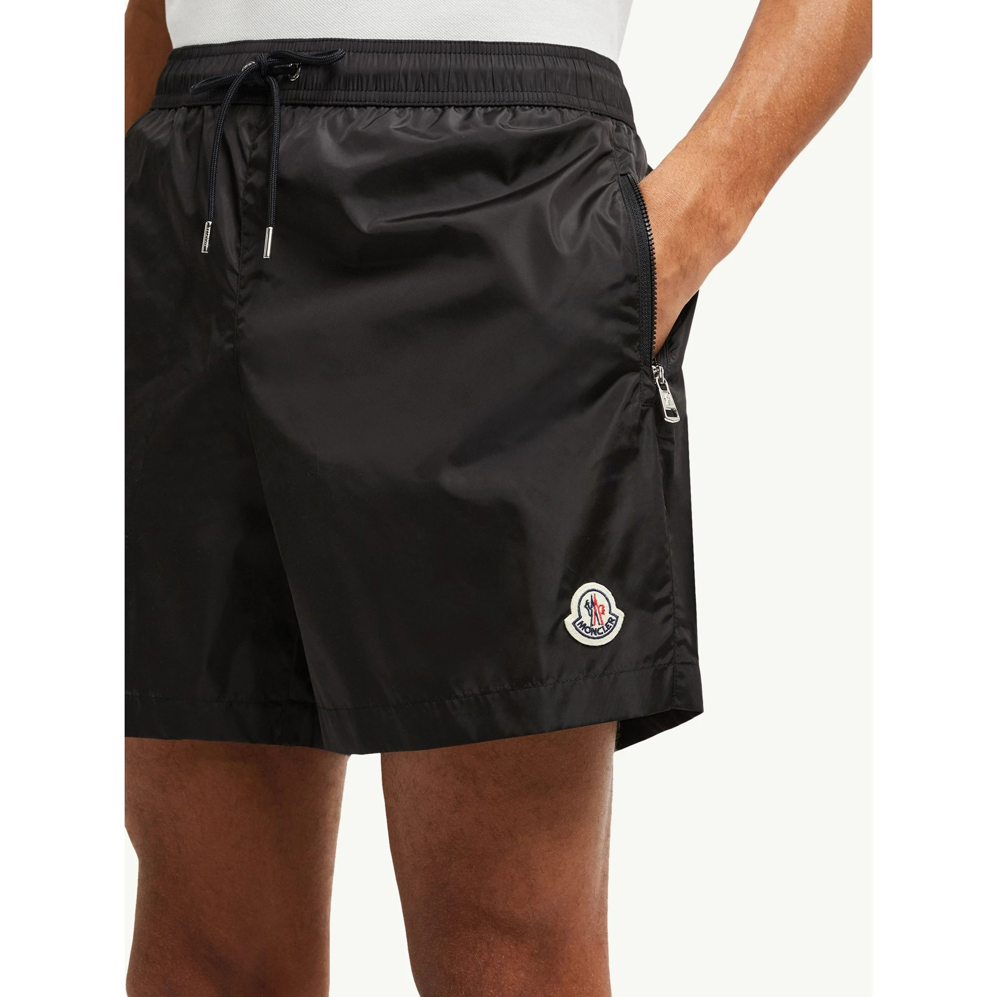 ملابس مونكلير سي باللون الأسود