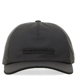 قبعة بيسبول بشعار