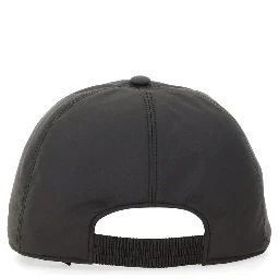 قبعة بيسبول بشعار