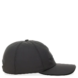 قبعة بيسبول بشعار