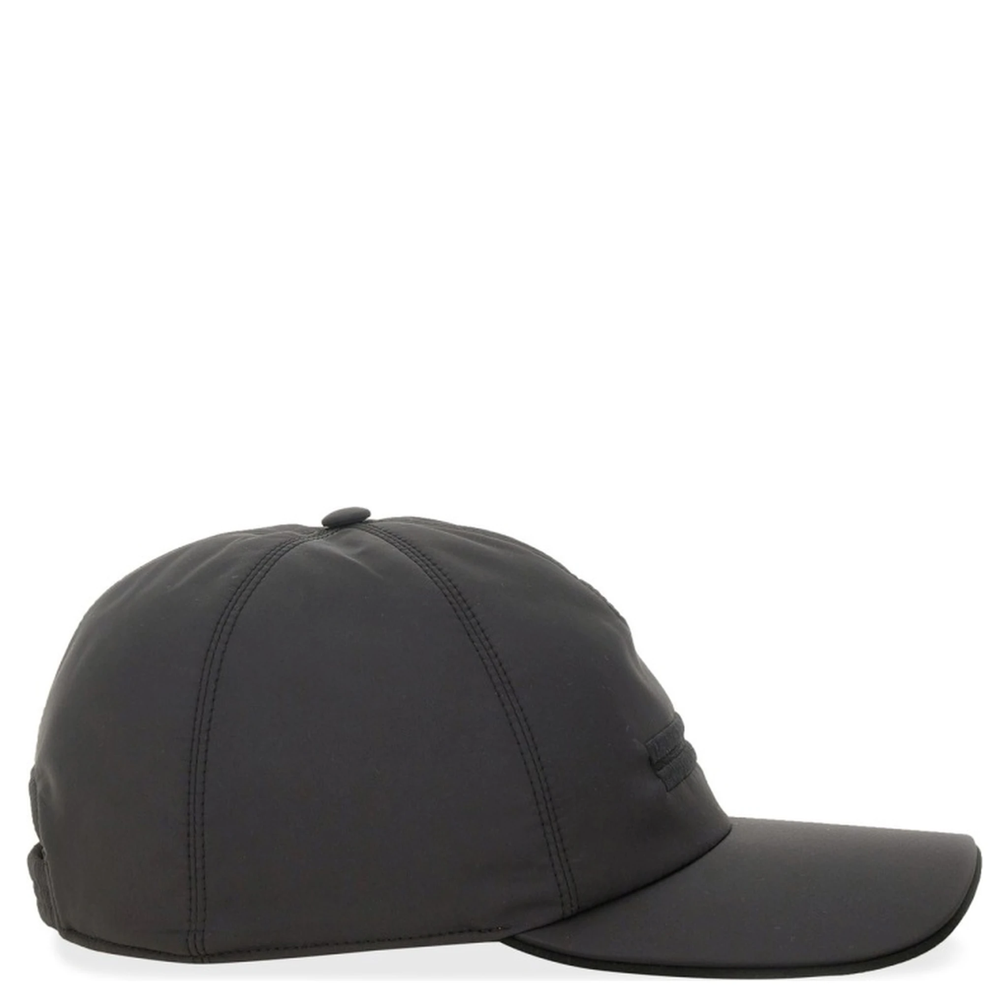 قبعة بيسبول بشعار