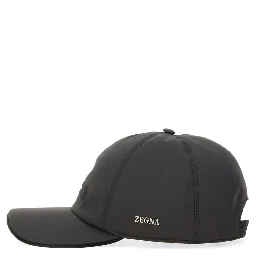 قبعة بيسبول بشعار