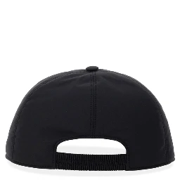 قبعة بيسبول بشعار