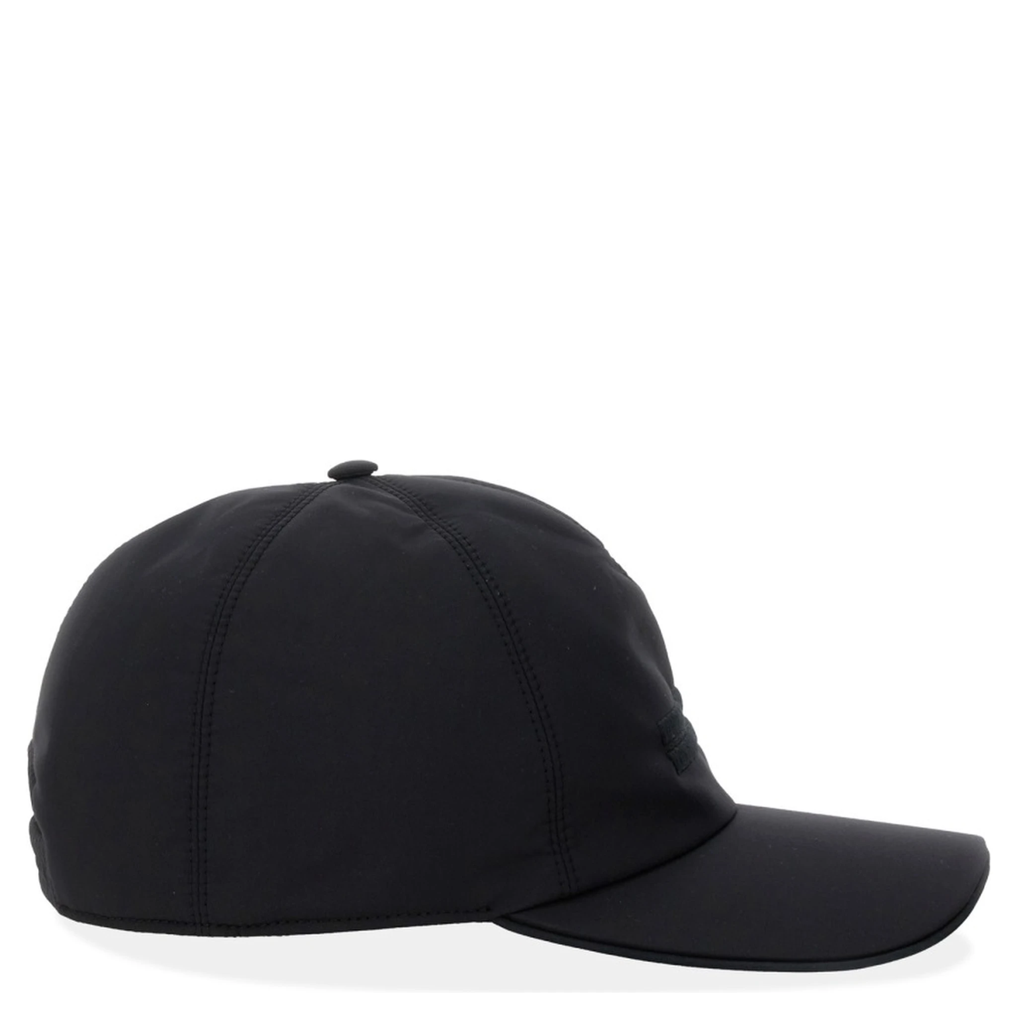 قبعة بيسبول بشعار