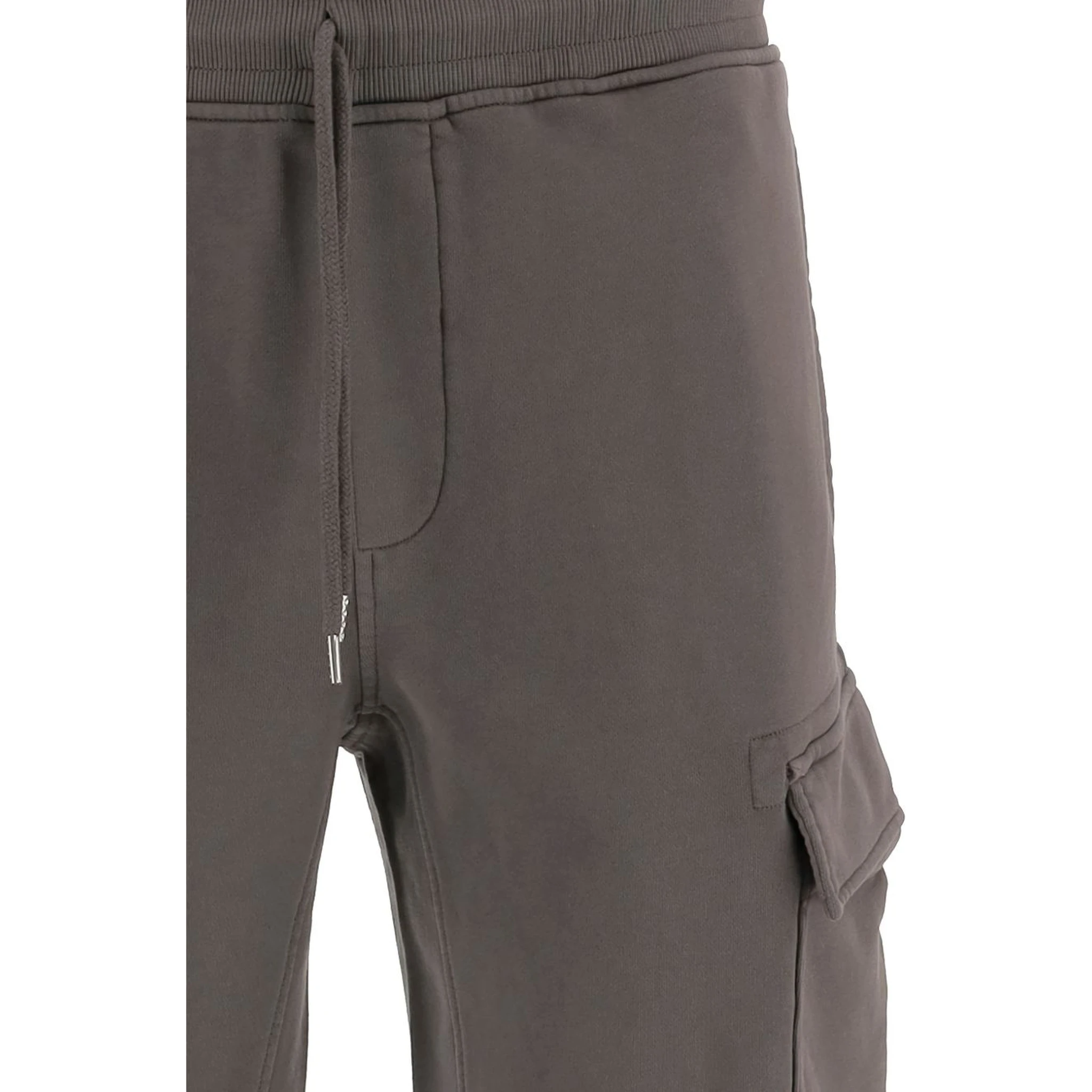 شورت أسود من سي بي كومباني