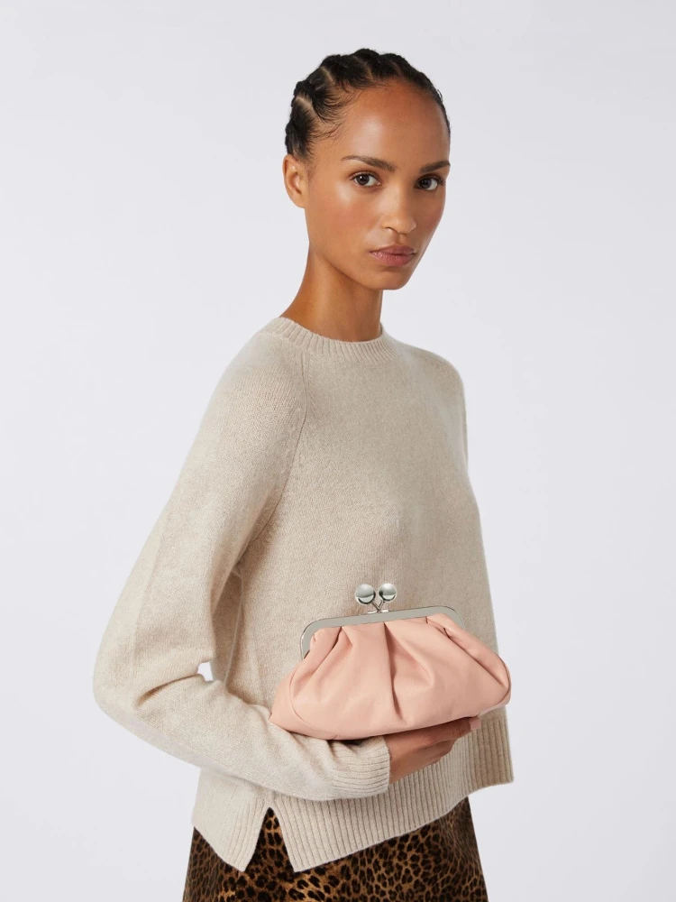 WEEKEND MAX MARA is accompanied by a handbag alternative