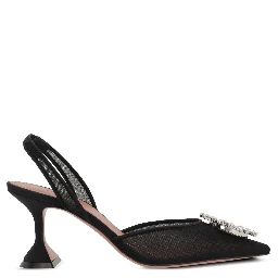 أمينة معادي بكعب أسود