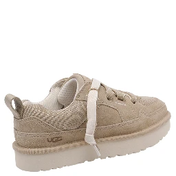 حذاء رياضي من UGG بيج