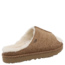 صندل UGG بني اللون