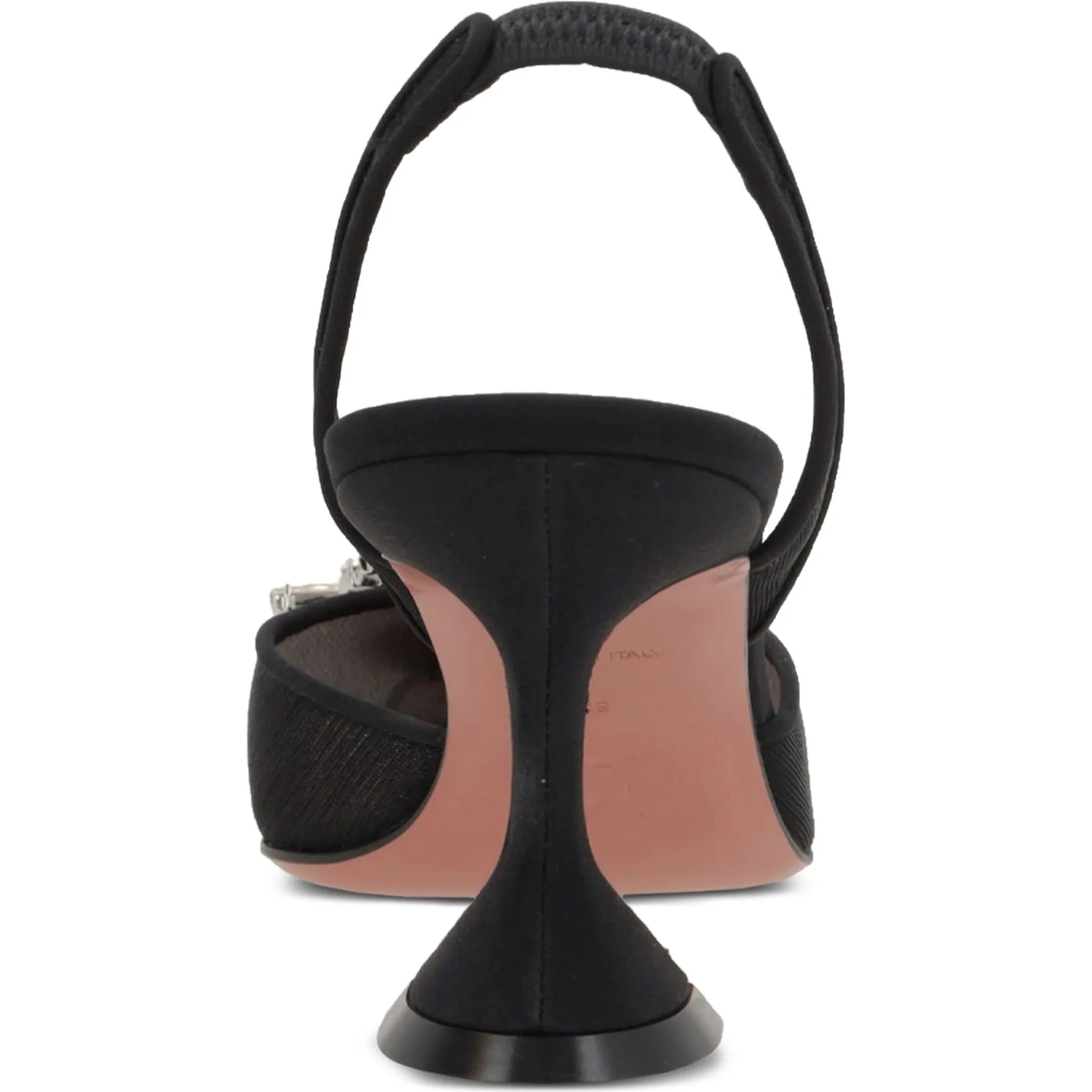 أمينة معادي بكعب أسود