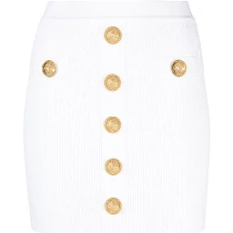 تنورة قصيرة بيضاء من البوليستر