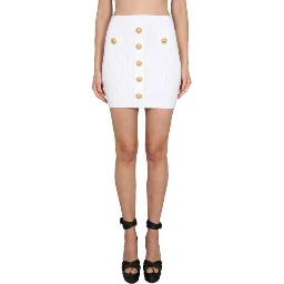 تنورة قصيرة بيضاء من البوليستر