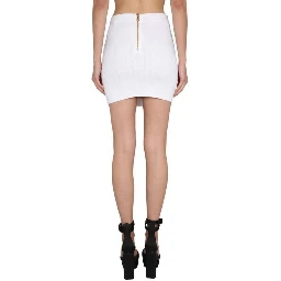 تنورة قصيرة بيضاء من البوليستر