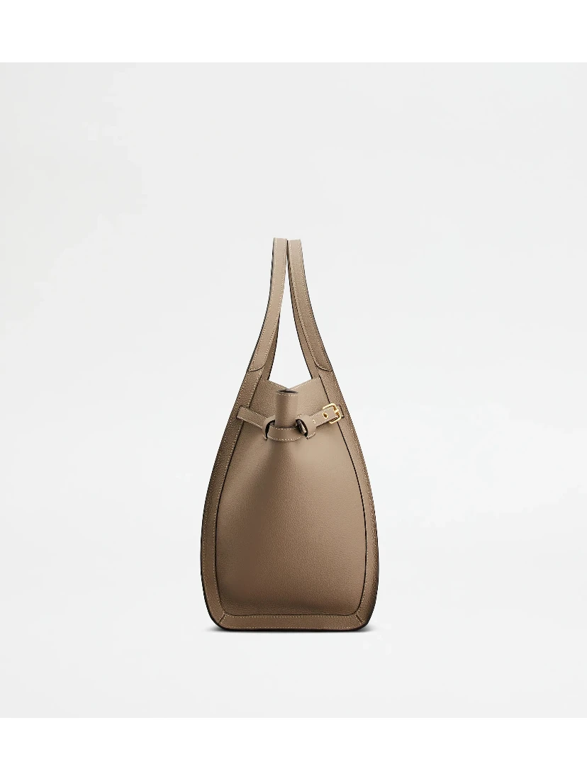 Large handbag in leather