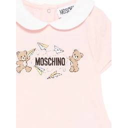 ملابس موسكينو للأطفال... وردي