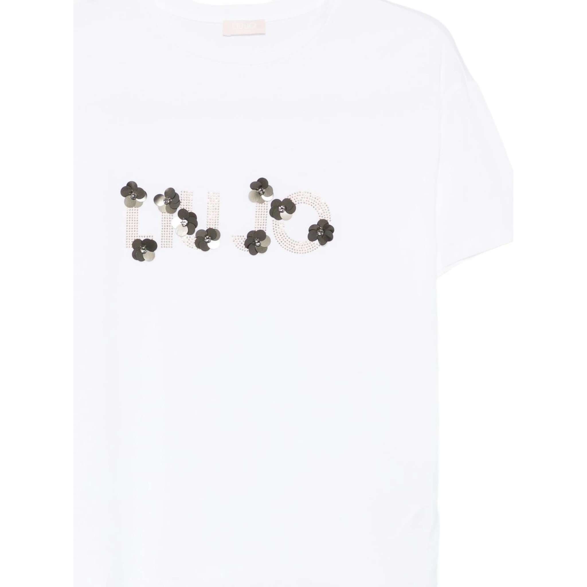 تيشيرتات وبولو بيضاء من تصميم ليو جو