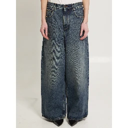 Low-rise baggy jeans