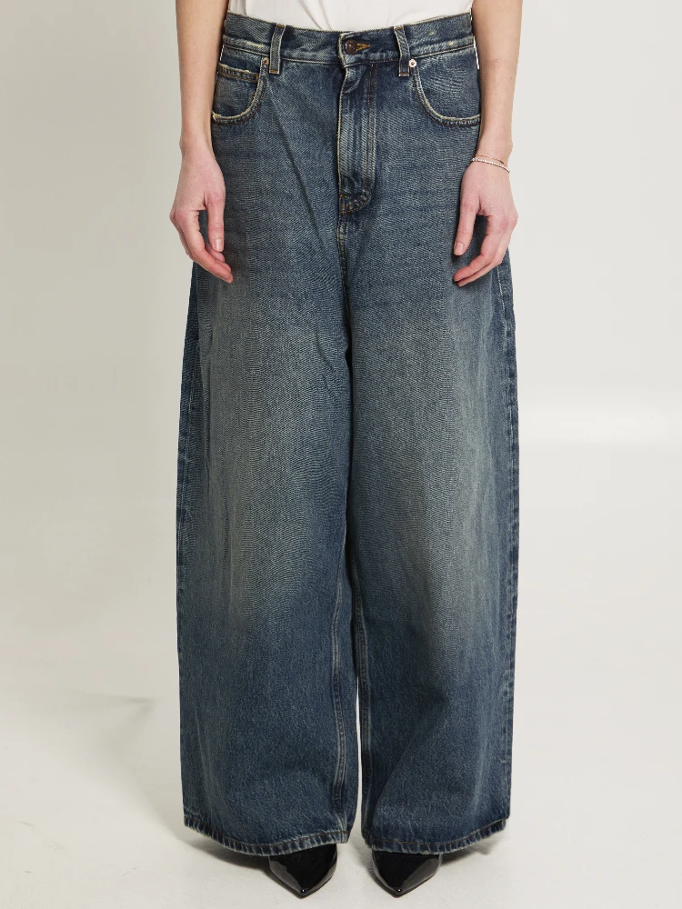 Low-rise baggy jeans