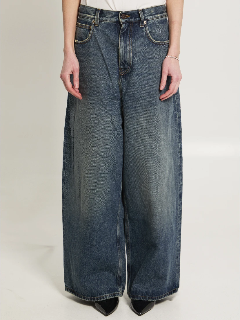 Low-rise baggy jeans