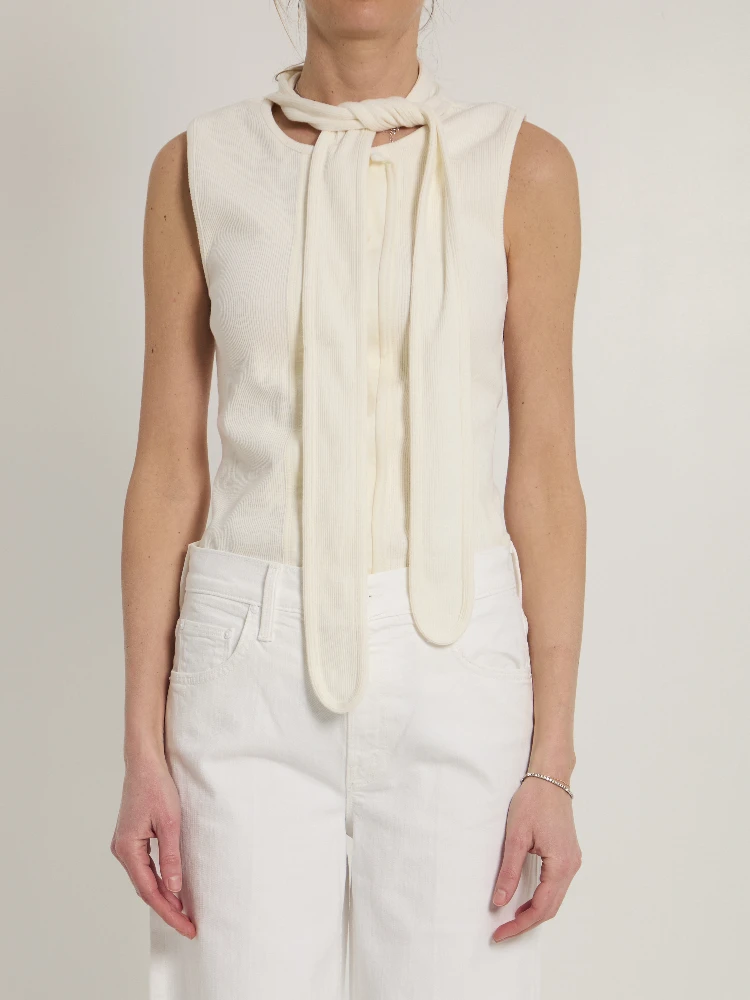 Asymmetrical fitted top