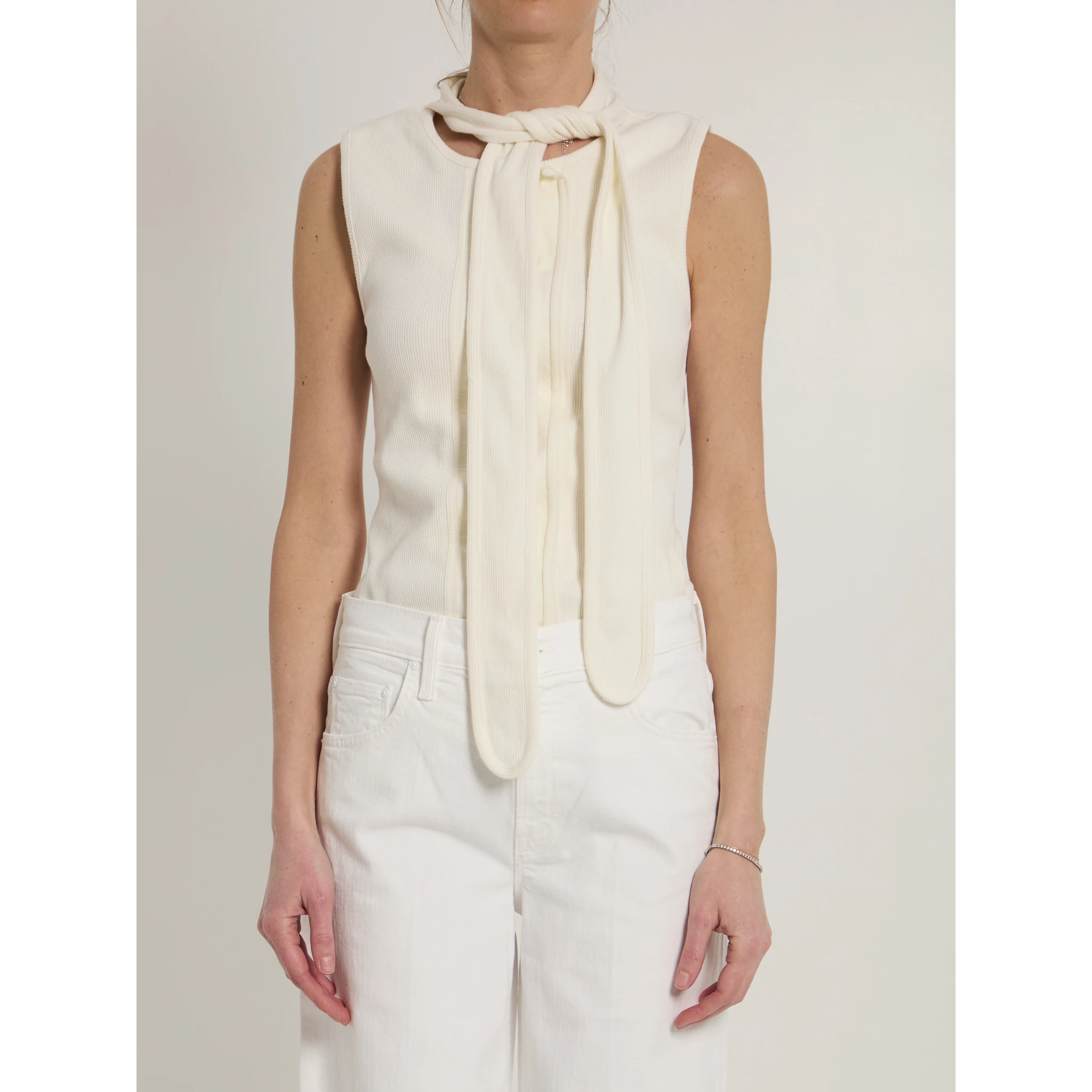 Asymmetrical fitted top