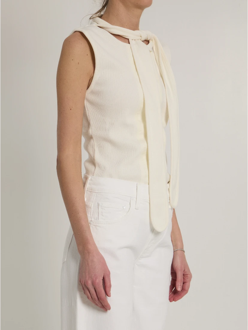 Asymmetrical fitted top