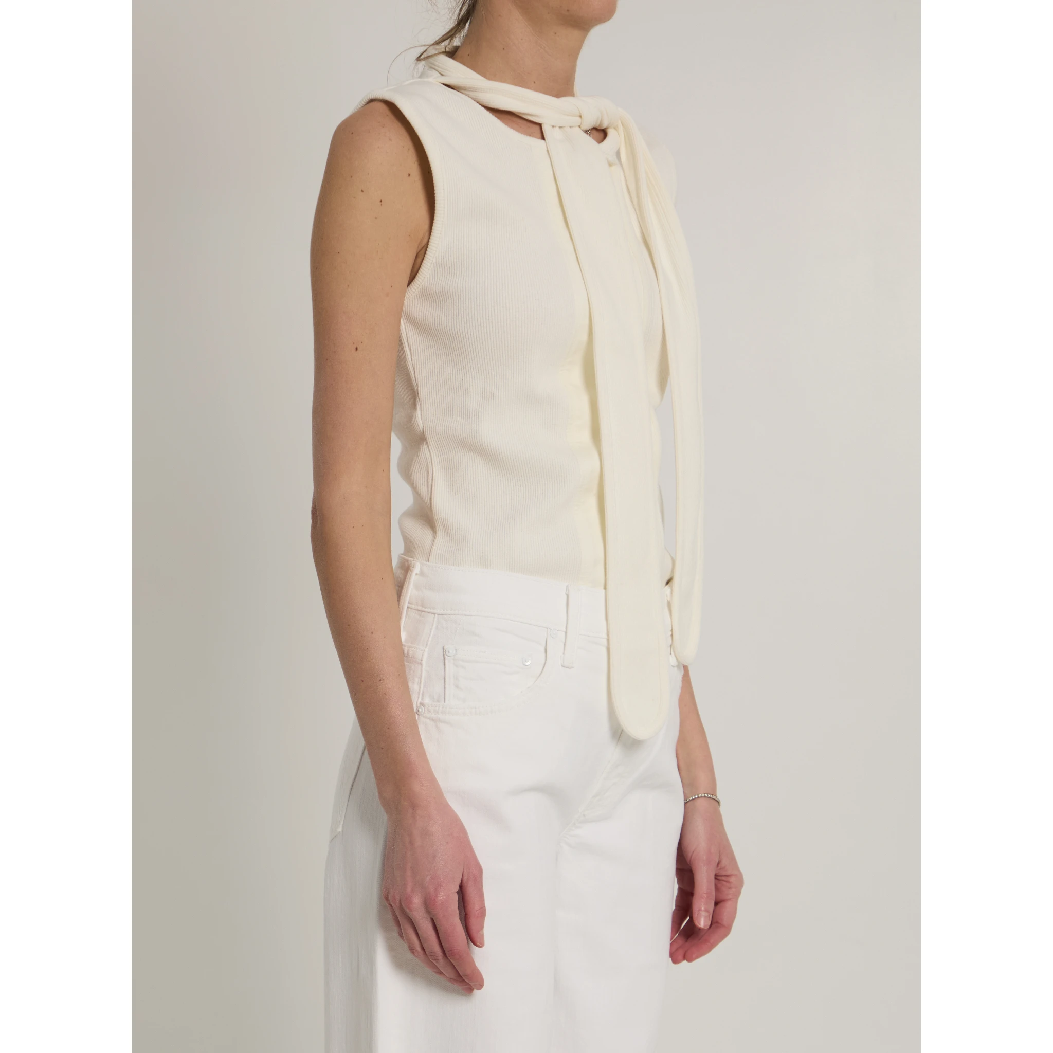 Asymmetrical fitted top