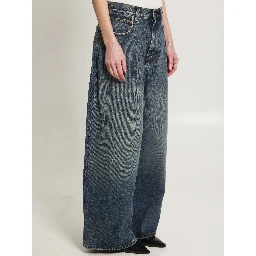 Low-rise baggy jeans